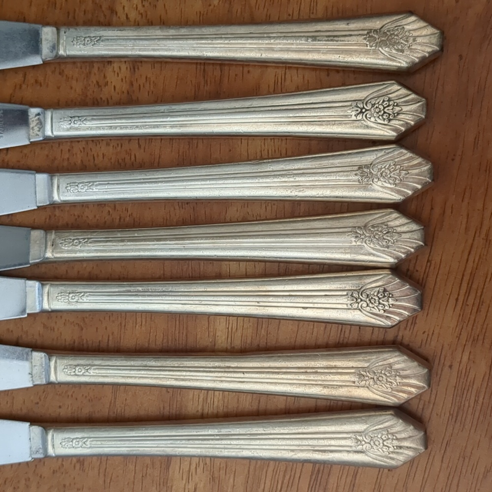 Set of 7 Vintage Butter Knives - Picture 2 of 11